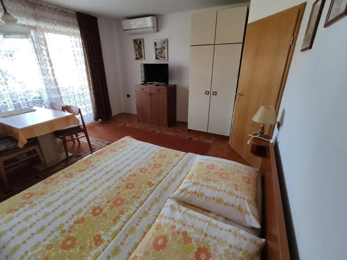Velika zakonska postelja in omara