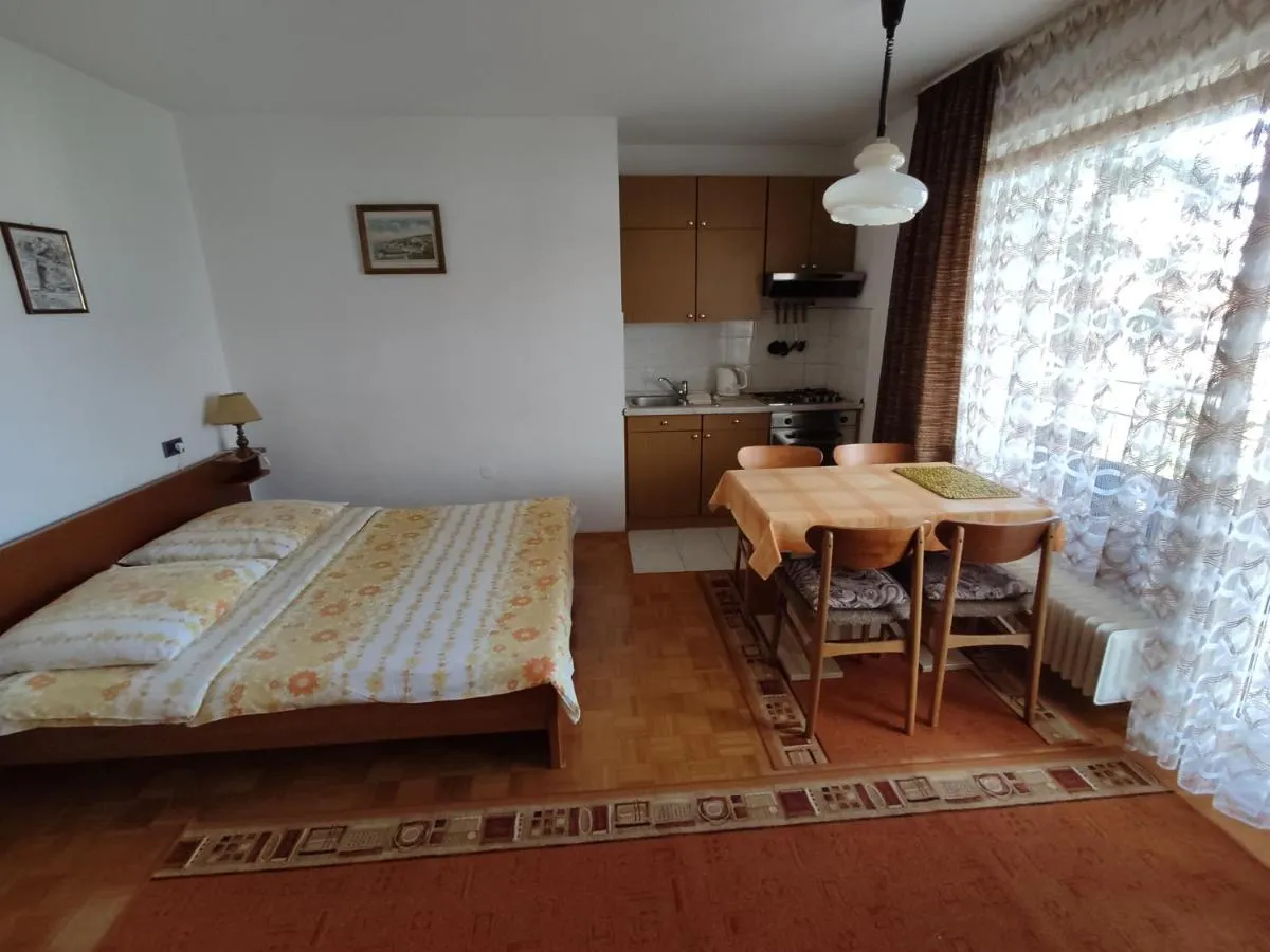 Velika zakonska postelja ob kuhinji