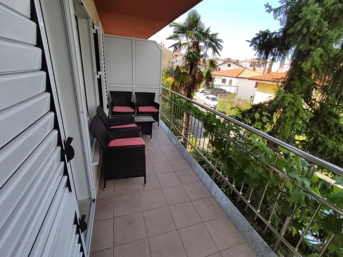 Terasa in pogled na palme