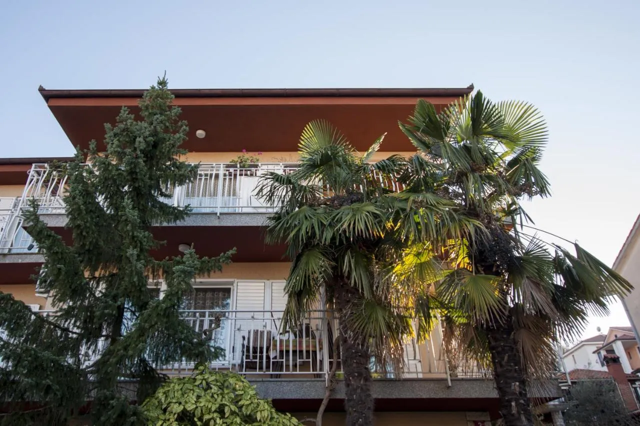 Hiša Apartmajev Samec s palmami pred balkoni