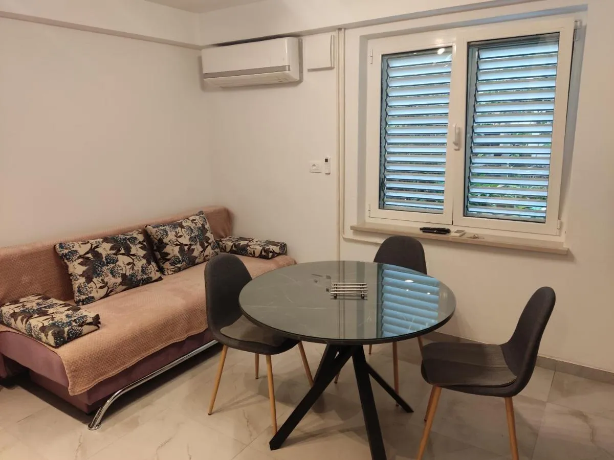 Dnevni prostor apartmaja Lavanda s kavčem in okroglo mizo