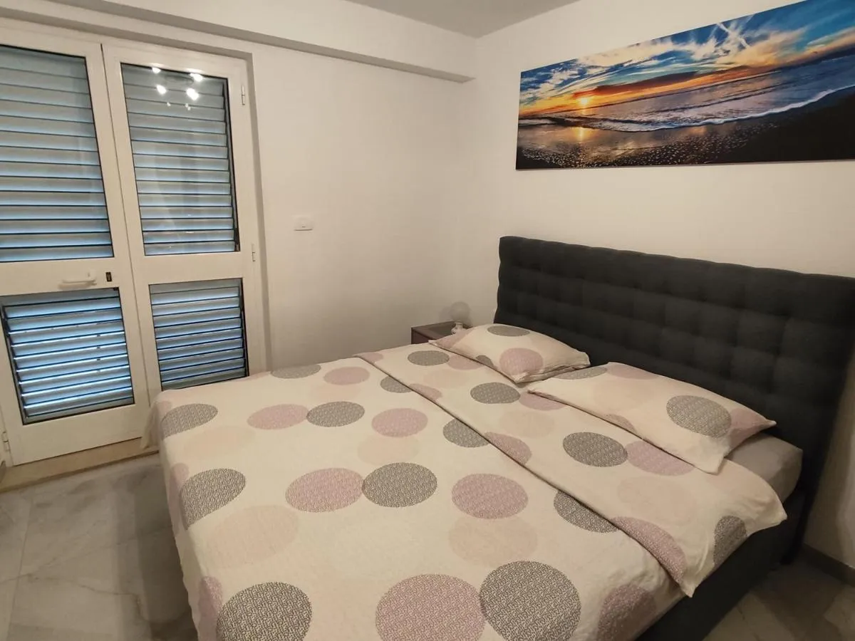 Spalnica, pogled proti oknu