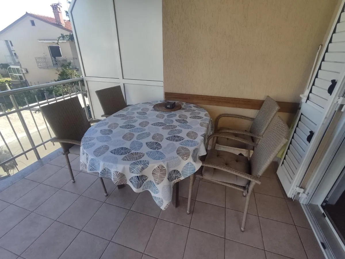 Terasa s pogledom na sosednje hiše