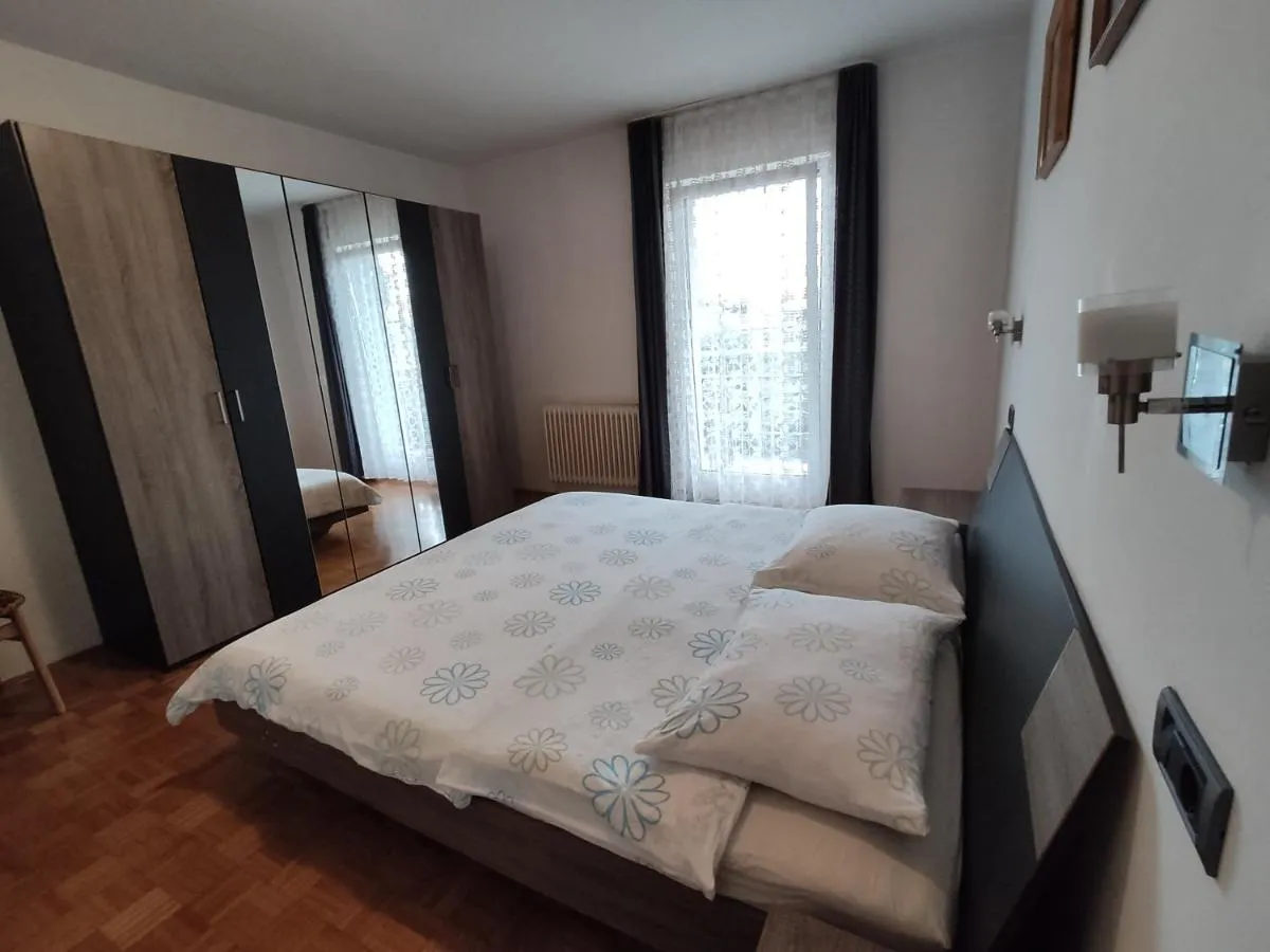 Spalnica z veliko zakonsko posteljo